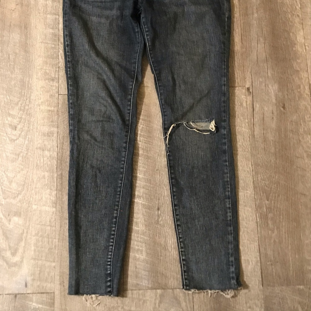 Black tag Levi’s skinny size 27